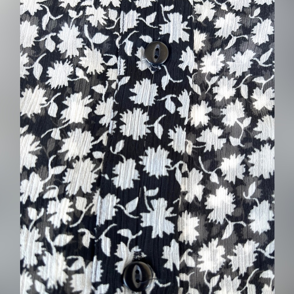✨ SALE ✨ H&M | Flowy Floral Shirtdress - Picture 14 of 16